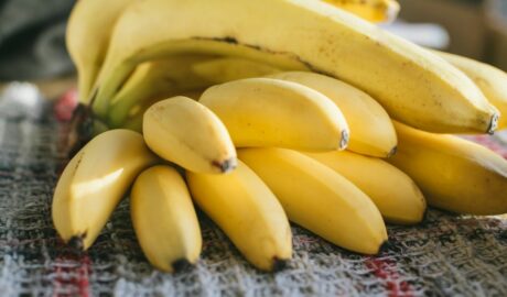 Dojrzałe banany gotowe do przechowywania w temperaturze pokojowej