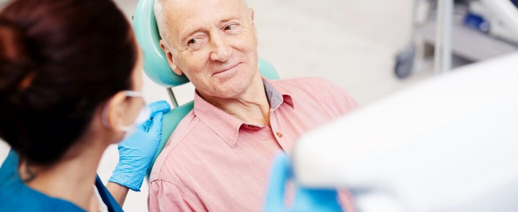 Pacjent na fotelu dentystycznym przed założeniem protezy