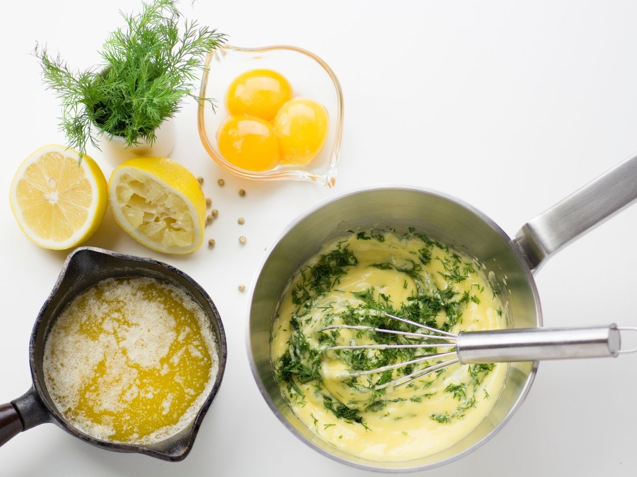 Sos holenderski - niezbędne składniki: żółtka, klarowane masło i sok z cytryny