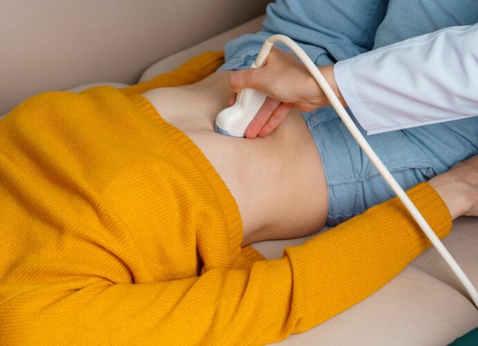 Lekarz wynokuje badanie USG jamy brzusznej