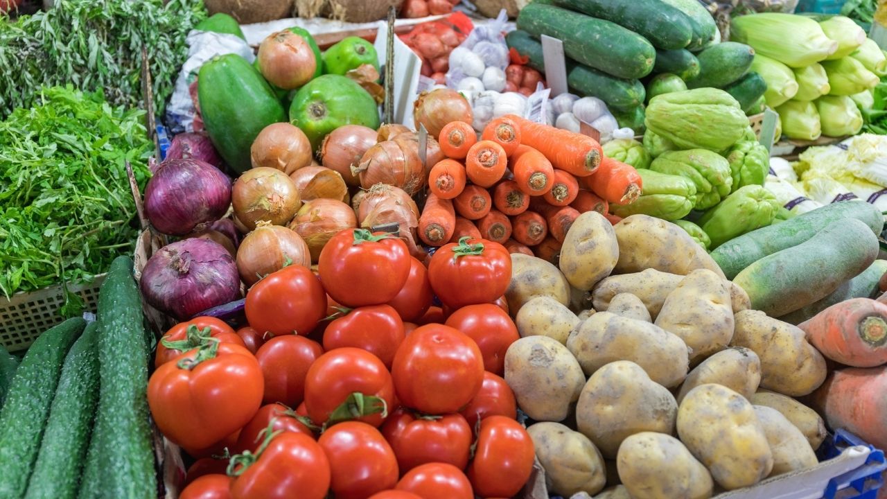 Warzywa na straganie - ziemniaki, pomidory, cebula, marchewka