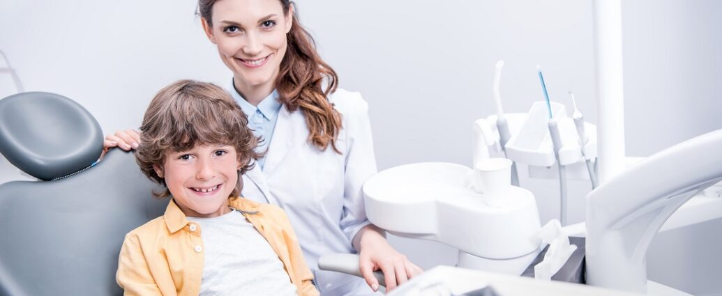 Mały pacjent u dentysty - kontrola zębów mlecznych