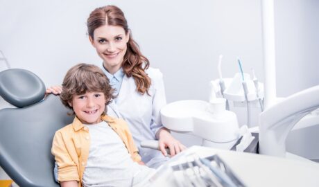 Mały pacjent u dentysty - kontrola zębów mlecznych