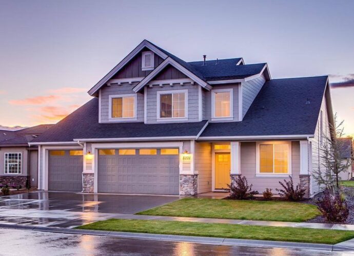 Dom jednorodzinny z garażem i zamkniętą bramą garażową