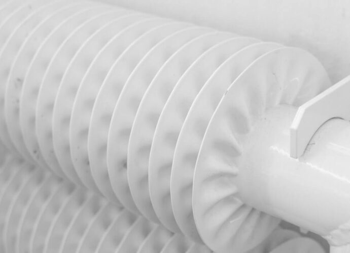 Biały grzejnik (kaloryfer)