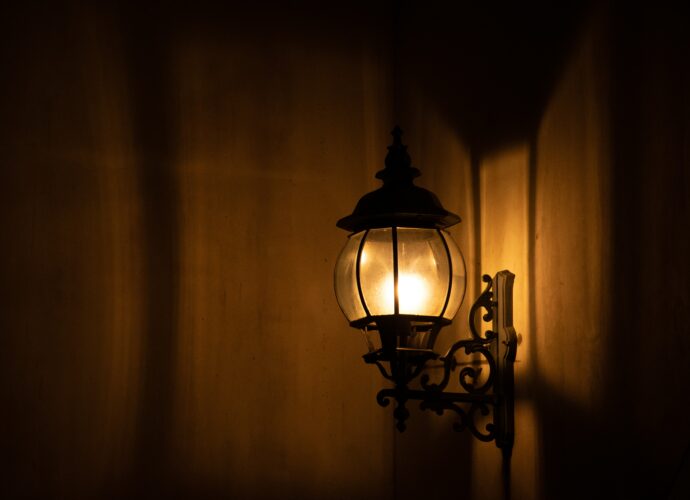 Świecący kinkiet na ścianie