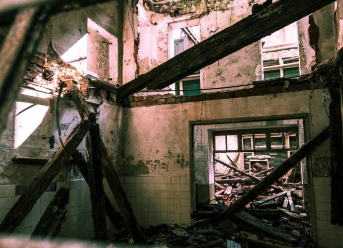 Zrujnowany budynek, przygotowany do rozbiórki