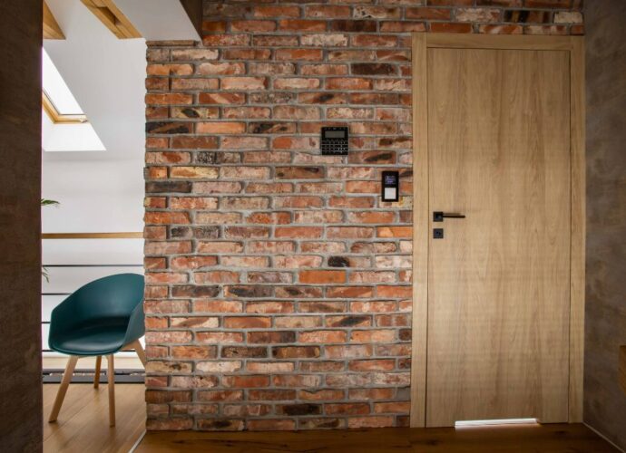 Płytki z cegły w korytarzu