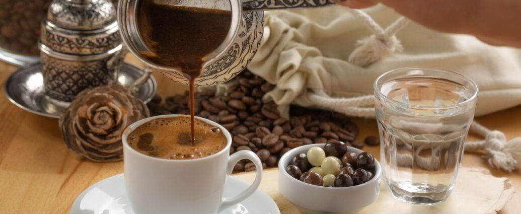 Kawa zaparzona po turecku nalewana z tygielka do filiżanki