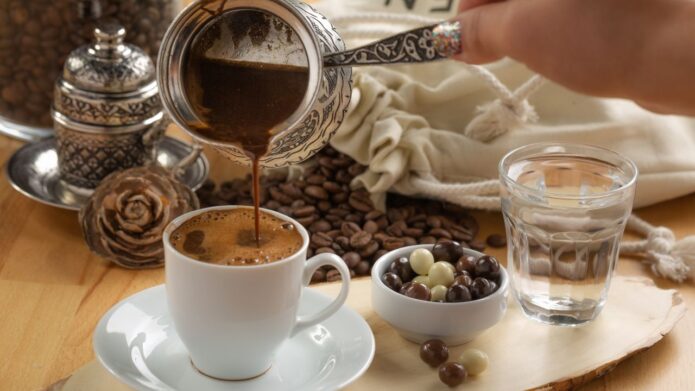 Kawa zaparzona po turecku nalewana z tygielka do filiżanki