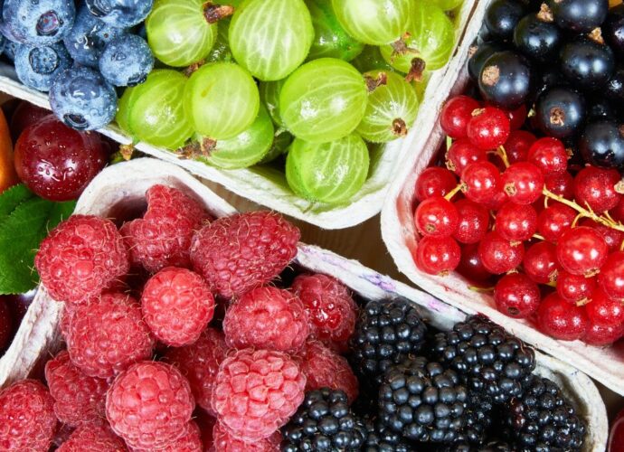 Polskie owoce jagodowe - borówki, agrest, porzeczki, maliny i jeżyny