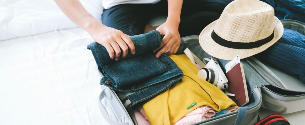 Pakowanie walizki na wakacje.
