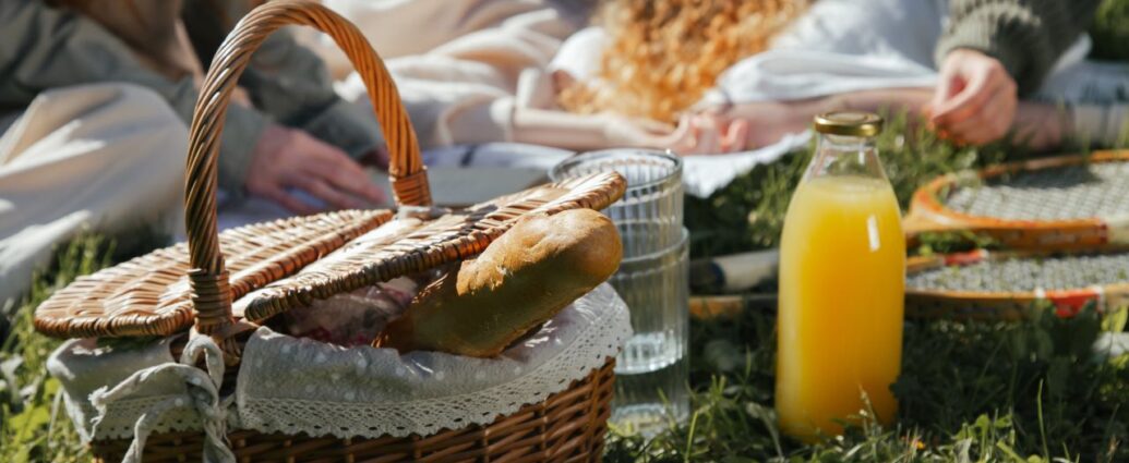 Kosz piknikowy z przekąskami