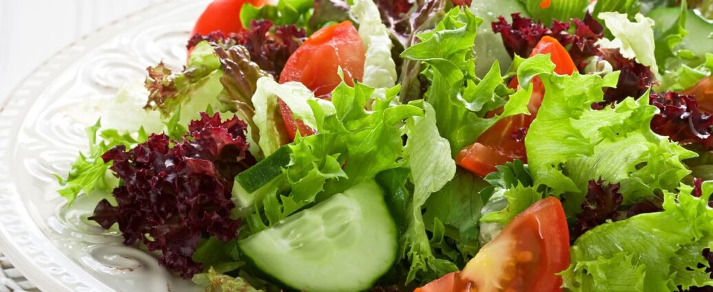 Świeża sałatka z ogórków, pomidorów i kolorowej sałaty