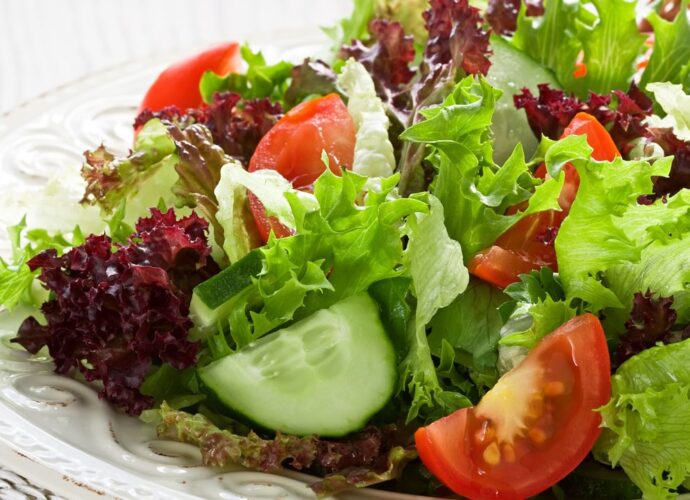 Świeża sałatka z ogórków, pomidorów i kolorowej sałaty