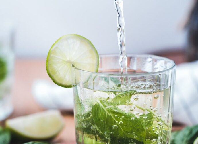 Jak podawać wodę w restauracji?