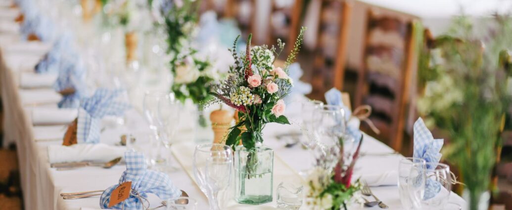 Stół weselny nakryty dla gości