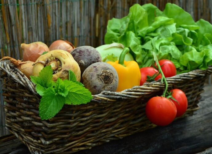 Kosz z sierpniowymi warzywami - burakami, papryką, pomidorami i cukinią