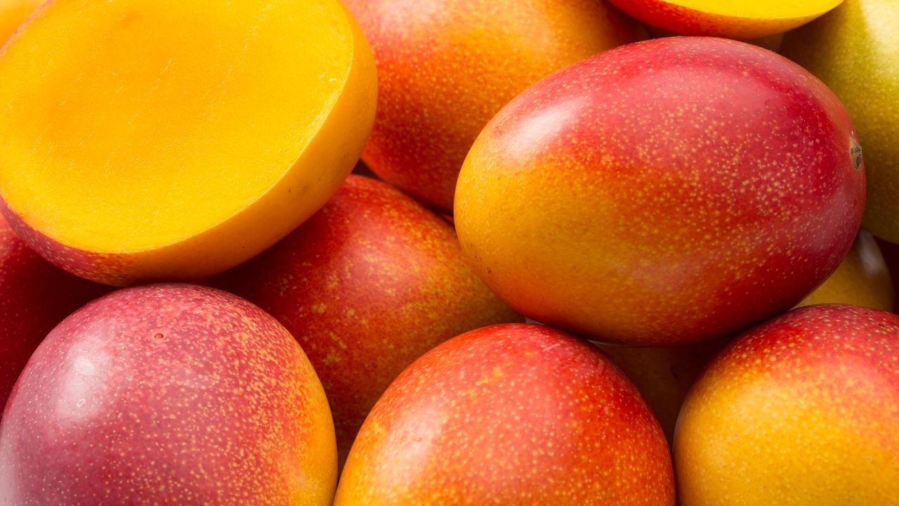 Dojrzałe owoce mango mają skórkę pomarańczowo-czerwoną lub żółtą i pięknie pachną