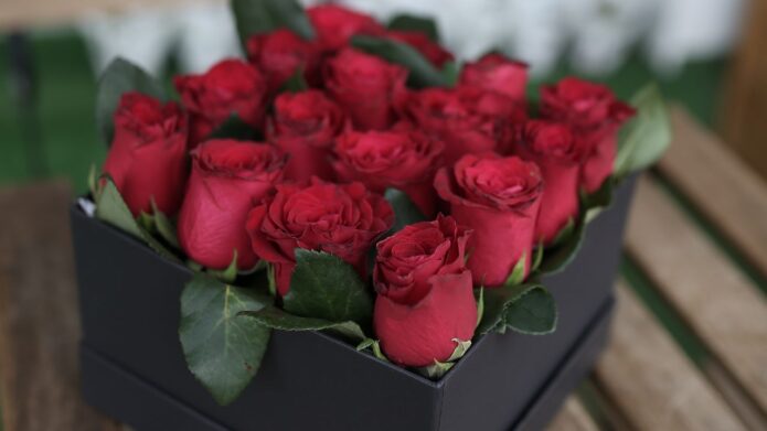 Flower box wypełniony czerwonymi różami - własnoręcznie wykonany