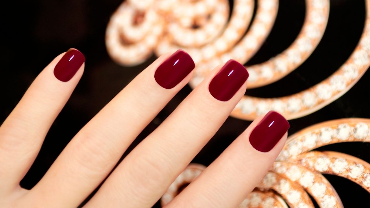 Manicure w kolorze burgunda - idealny wybór na jesień