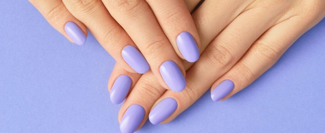 Manicure w kolorze very peri