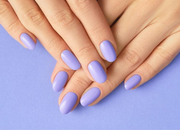 Manicure w kolorze very peri