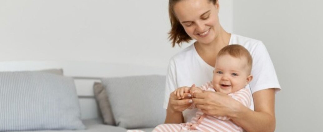 Mama z niemowlęciem na kolanach