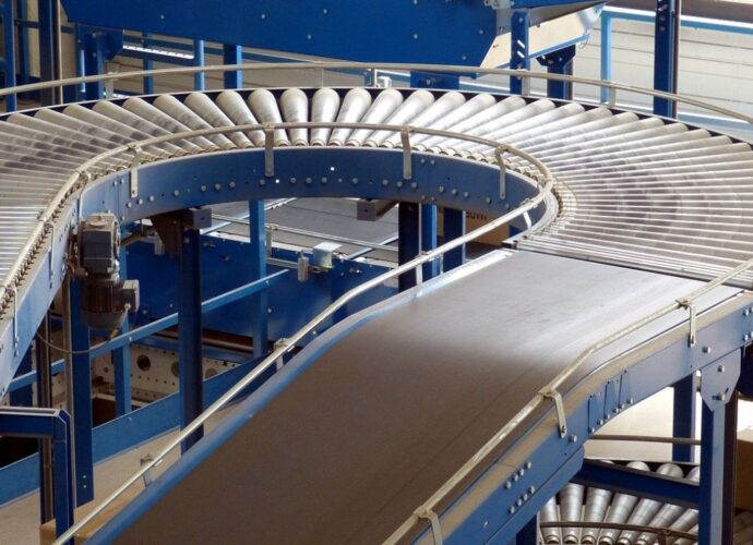 Przenośnik taśmowy w zakładzie przemysłowym