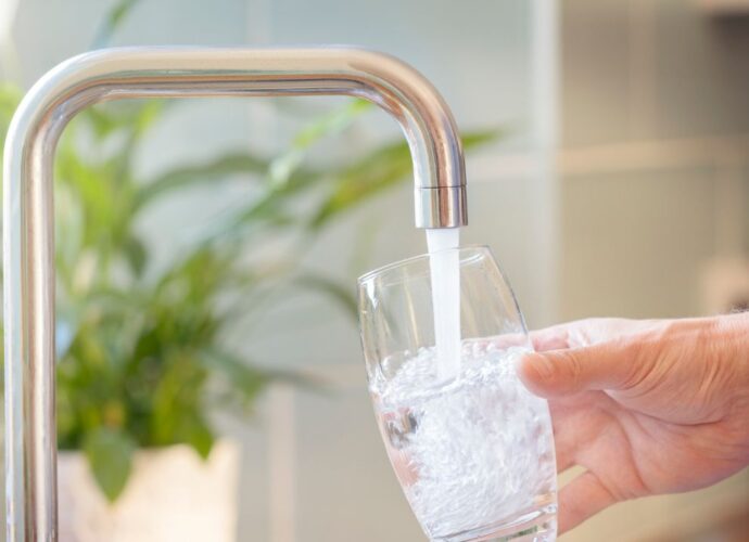 Woda z kranu nalewane do szklanki
