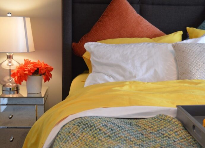 Łóżko z kolorową pościelą w pokoju dziecięcym