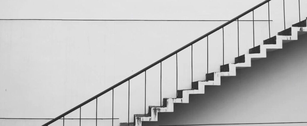 Białe schody z czarną balustradą schodową