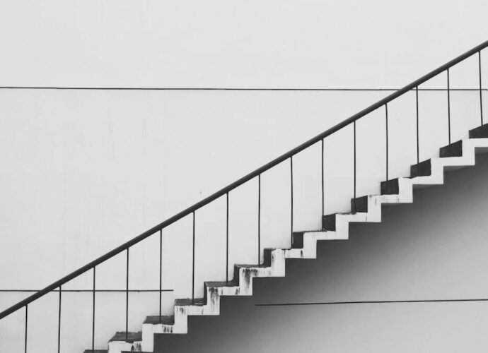 Białe schody z czarną balustradą schodową