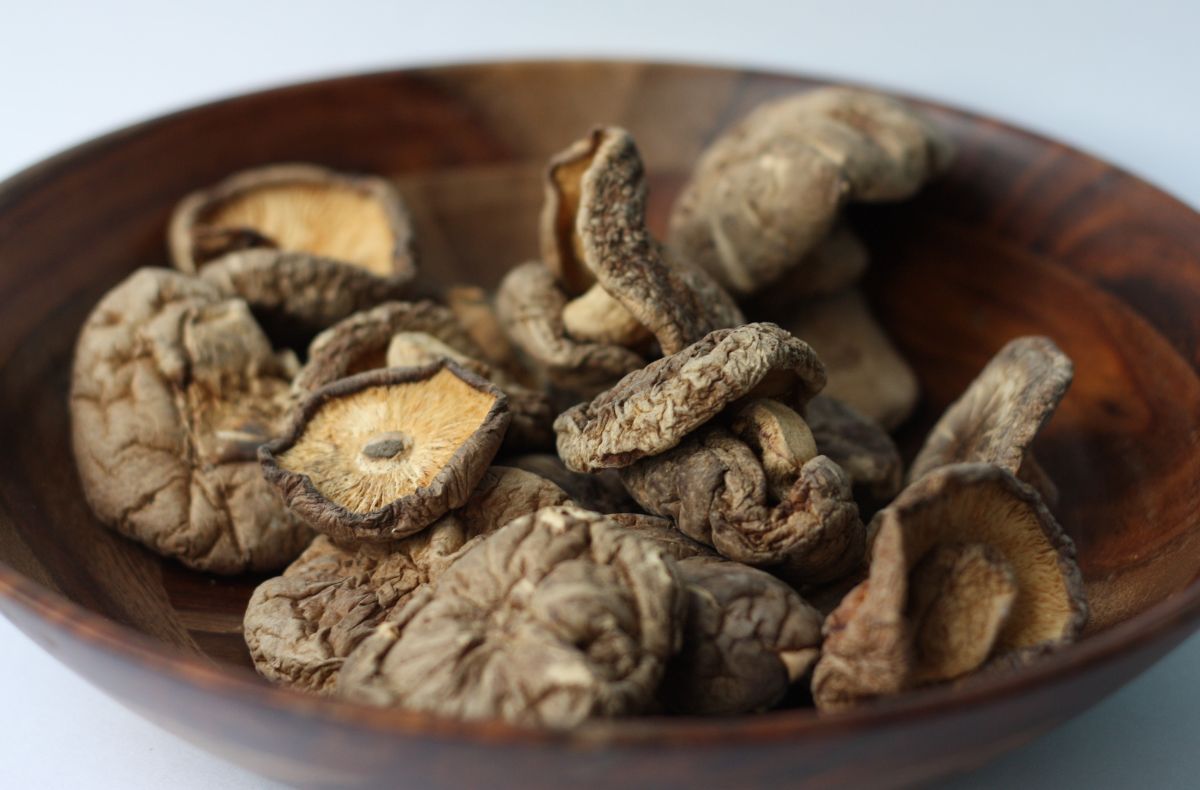 Suszone grzyby shiitake w drewnianej miseczce