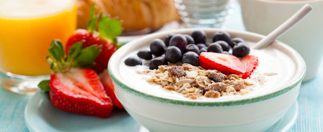 Zdrowe śniadanie z dodatkiem owoców jagodowych - borówek i truskawek