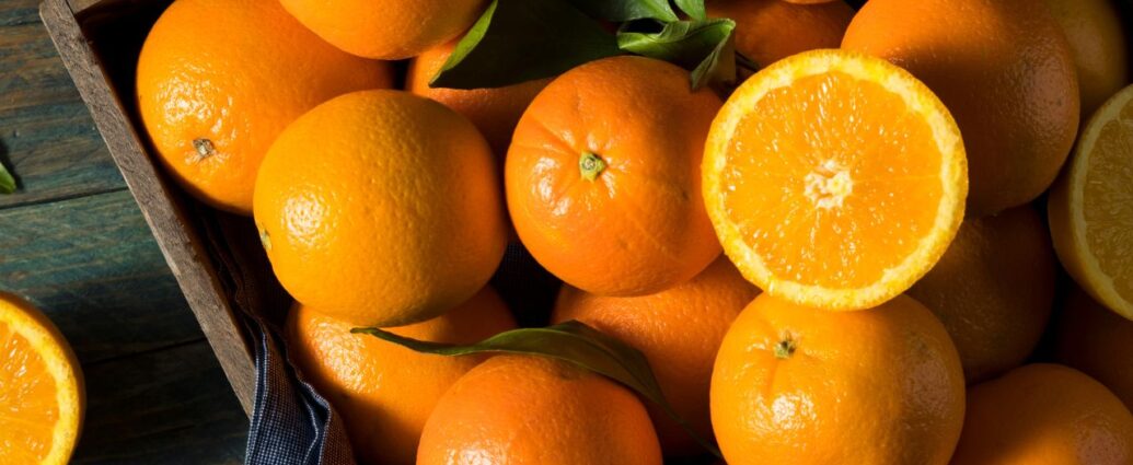 Dojrzałe pomarańcze w skrzynce