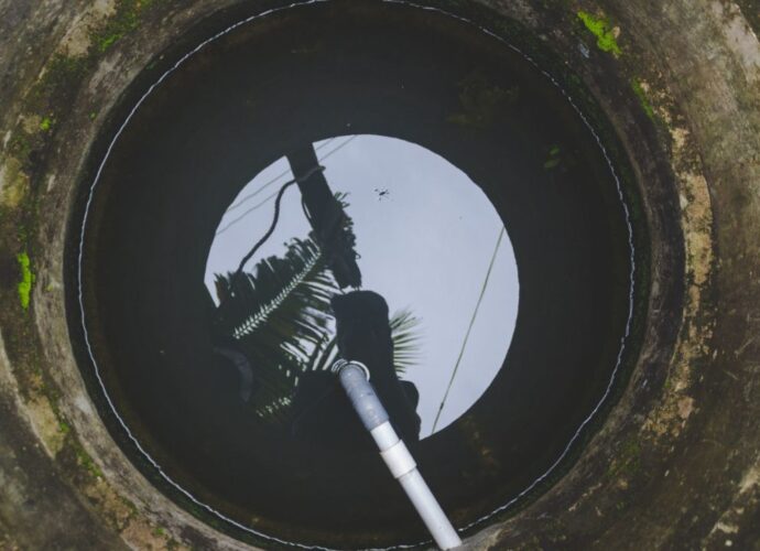 widok do wnętrza studni głębinowej