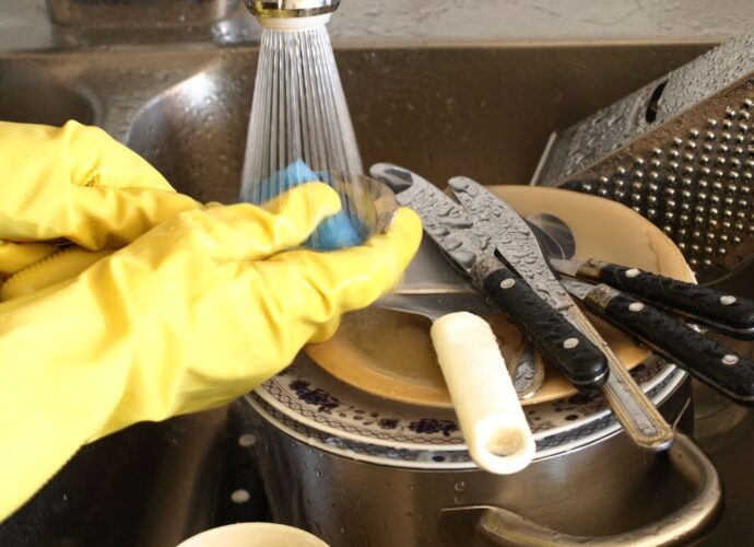 Akcesoria kuchenne - mycie naczyń pod bieżącą wodą