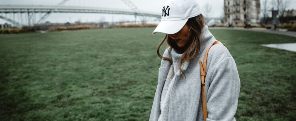 Jakie są najmodniejsze czapki streetwear na sezon jesień-zima?