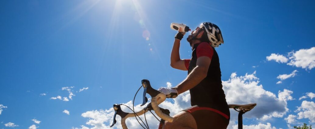 Sportowiec pije napój izotoniczny w czasie treningu