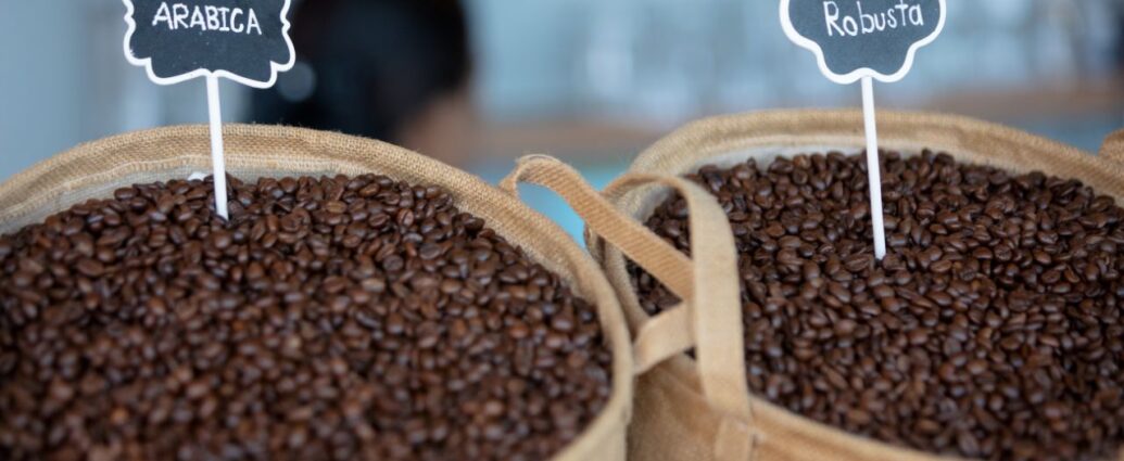 Kawa arabica i kawa robusta w koszykach