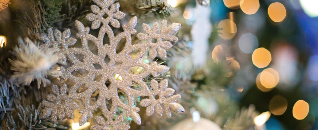 Gwiazdka na gałązce choinki - jak ubierać drzewko na Boże Narodzenie?
