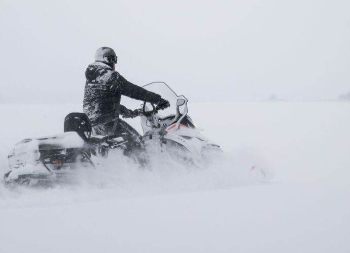 Białe szaleństwo na skuterze śnieżnym