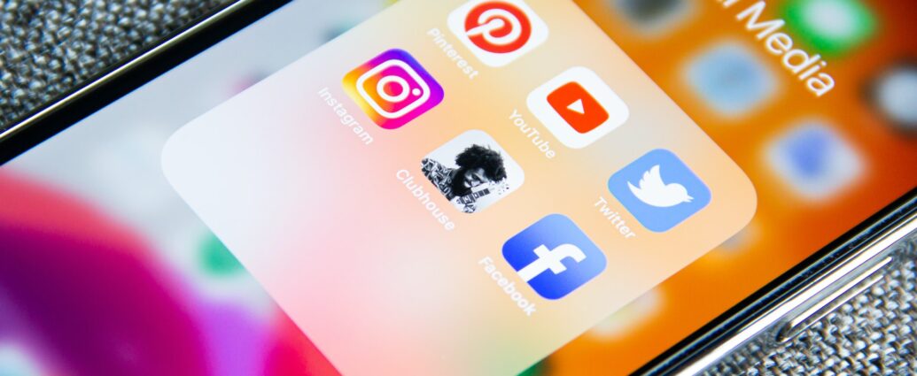 Ikony aplikacji mediów społecznościowych na smartfonie