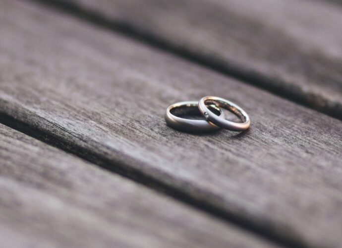 Obrączki z białego złota. Fot. Pexels
