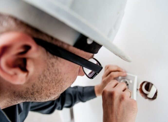 Elektryk naprawia gniazdko