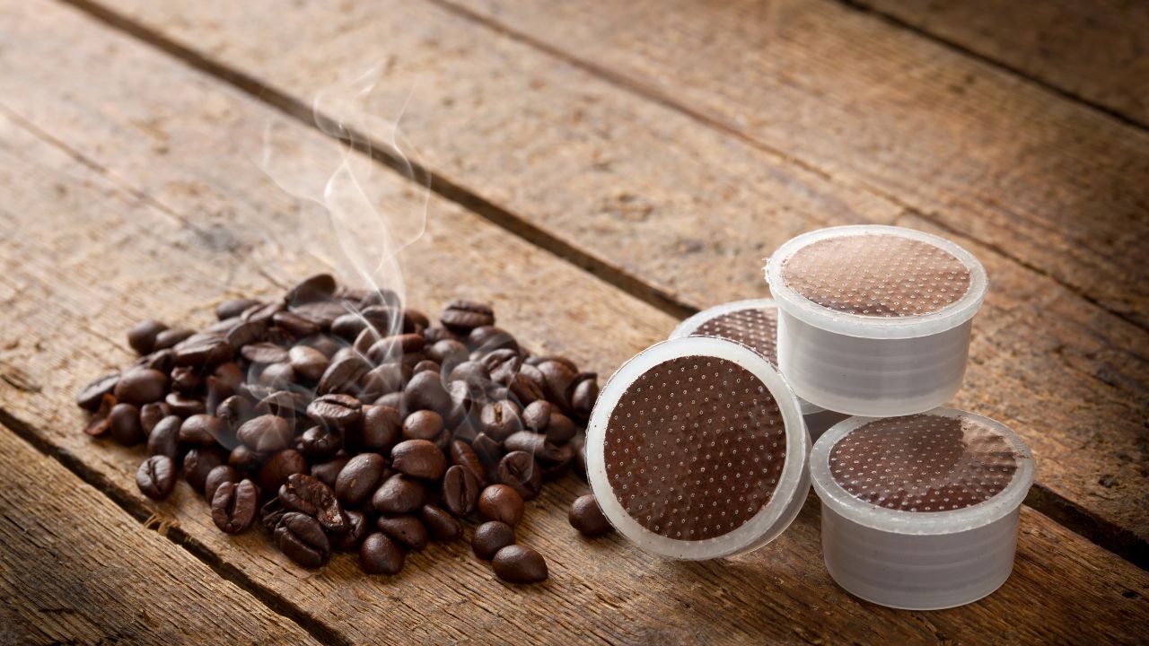 Palona kawa ziarnista i kapsułki z kawą do ekspresu