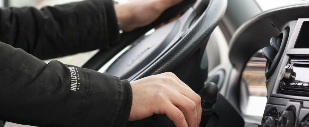 Kierowca za kierownicą samochodu ciężarowego