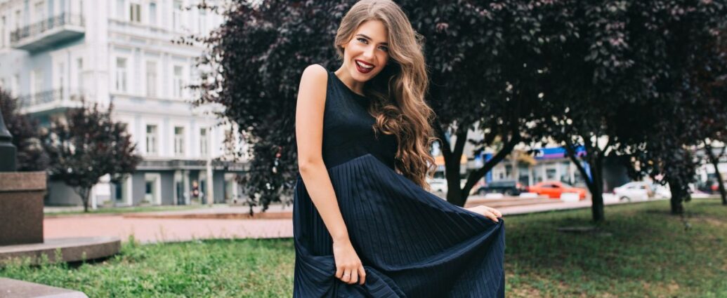 Młoda kobieta w czarnej sukience