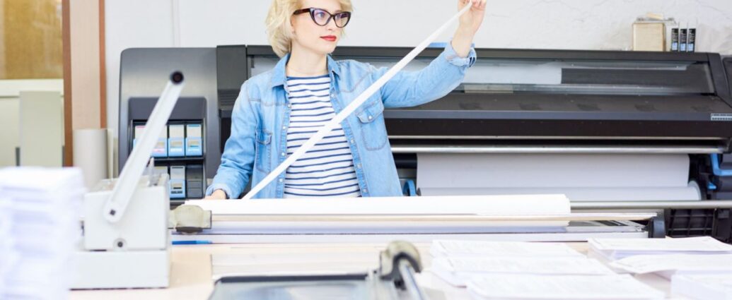 Kobieta pracująca w drukarni tekstylnej